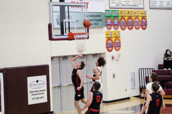 Guard Joe Leonard (#2) had the hot hand early on